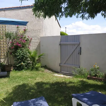 Roses Tremieres By Interhome *